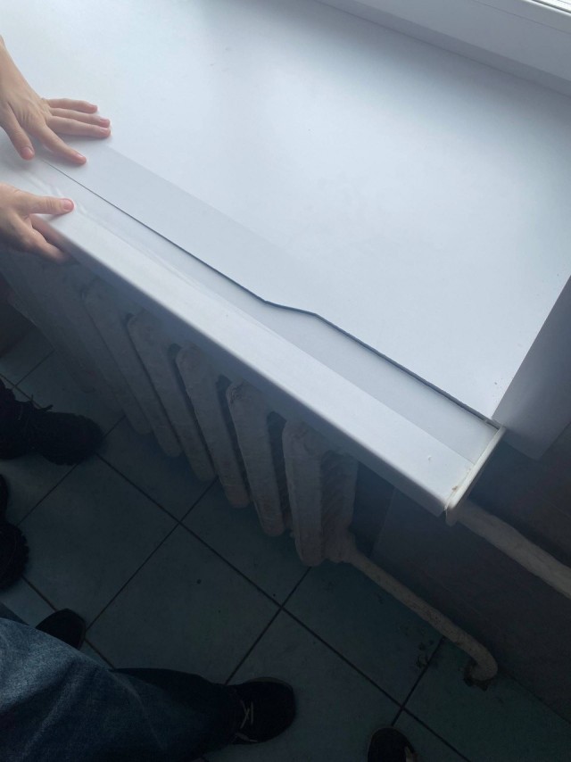 Сломал подоконник в школе