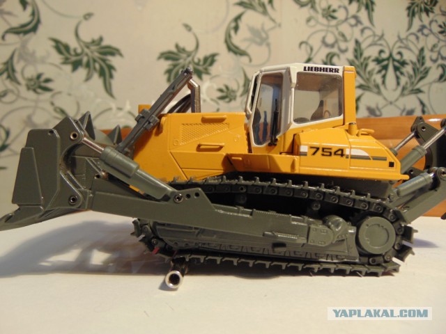 Mikromodellbau. Оживил стендовую модель бульдозера в масштабе 1/50.
