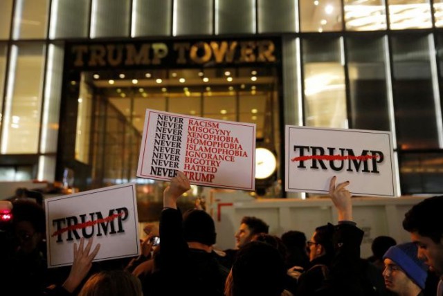 Тысячи человек приняли участие в акциях протеста против Трампа в США