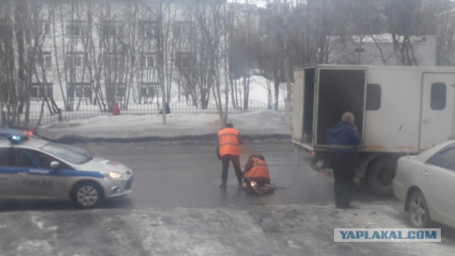 Что-то немыслимое происходит в городе Мурманске , по всем улицам в сопровождении ГИБДД заваривают люки.