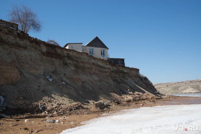 Село под Волгоградом падает с обрыва в Волгоградское водохранилище