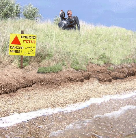Фотожаба: Пляжники у нефтяного танкера