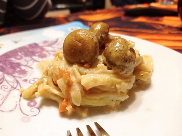 Макароны с курицей и грибами в казане