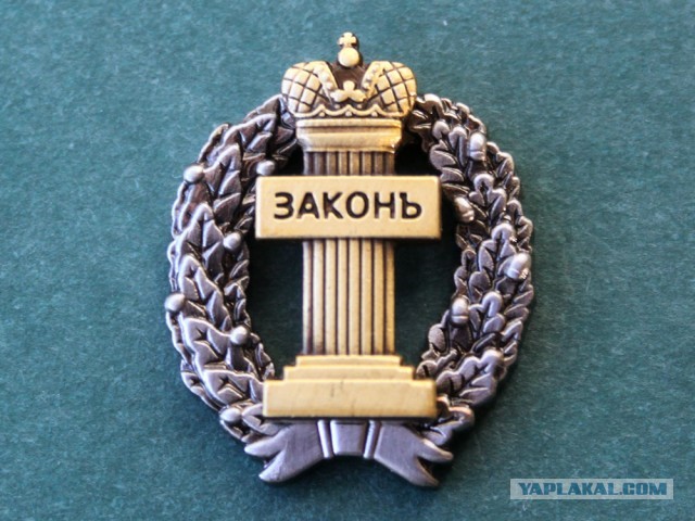 Адвокат-мусульманин попросил убрать со служебного знака христианскую символику.