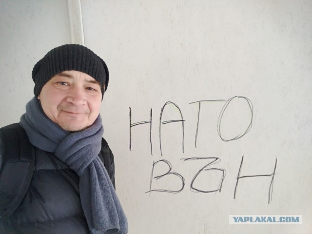 В стране НАТО атаковали представителей власти и сорвали европейский флаг, установив российский