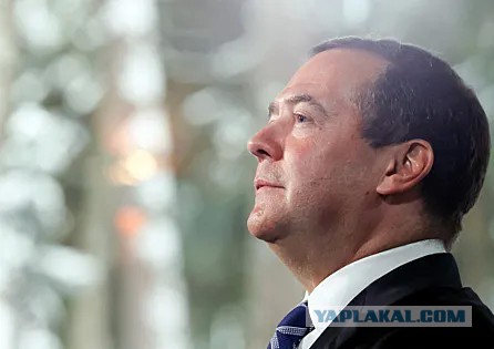 Медведев пригрозил уничтожать несогласованных с Россией миротворцев на Украине.