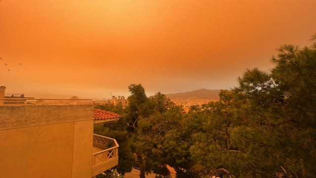Греция превратилась в Мексику: в Афинах небо окрасилось в оранжевый цвет из-за большого количество пыли, принесённой из Сахары