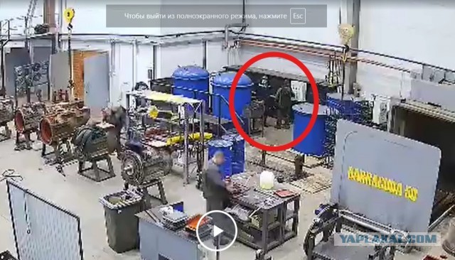 Сорванная крышка бака едва не убила рабочего в Татарстане