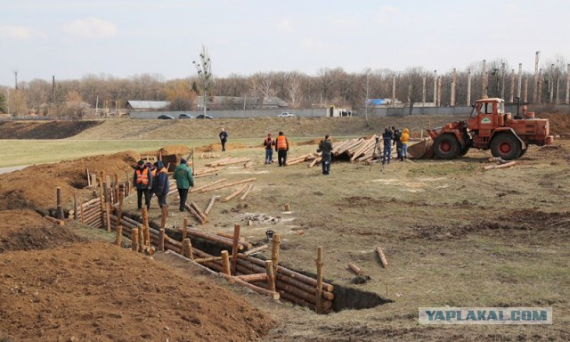 На въезде в Харьков со стороны России роют окопы