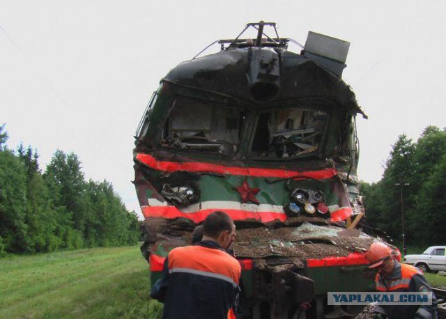 Пассажирский поезд столкнулся с камазом