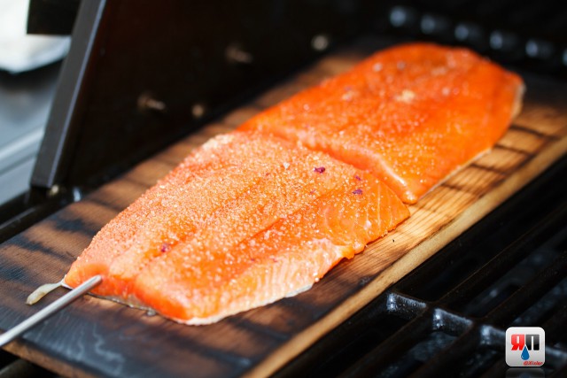 Летняя кухня. Нерка на кедре.