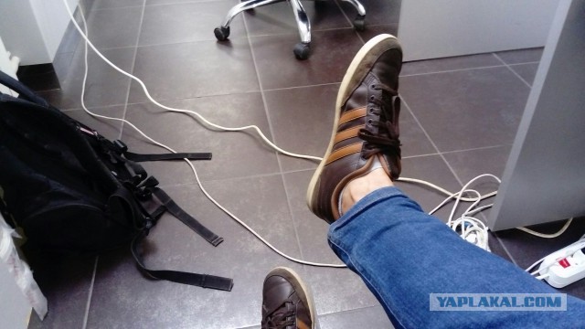 Adidas продолжит закрывать магазины в России