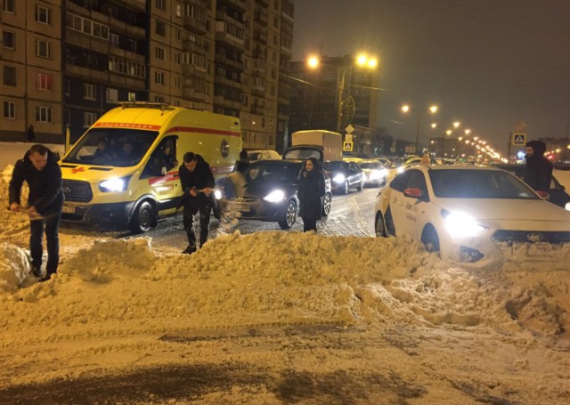 Не убрал вовремя машину при сбросе снега - ты ее потерял! Теперь она уничтожена работниками ЖЭС!