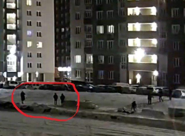 «Ща, пацаны, бахну», — и бахнул. Омские гуляки продолжают зажигать, и где только такие петарды берут?