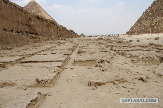 Одни уверены, что Египетские пирамиды построили инопланетяне, другие отрицают. Кто прав?