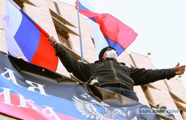 Российский триколор на главной площади Донецка сменили на новый, больший по размерам (ФОТО)
