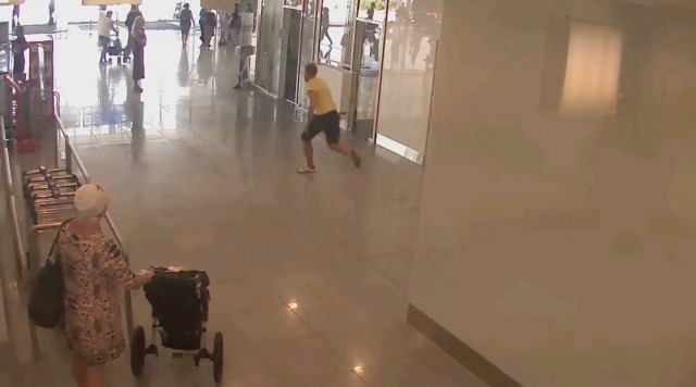 Исчезновение Ларса: как интернет семь лет пытается найти пропавшего немца по странному ролику с побегом из аэропорта