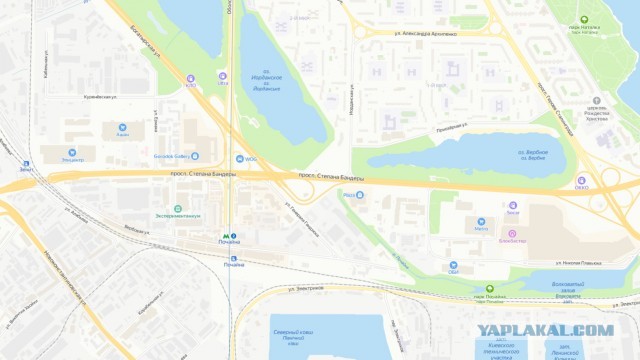 Тем временем люди несут цветы в Вечному огню в Киеве