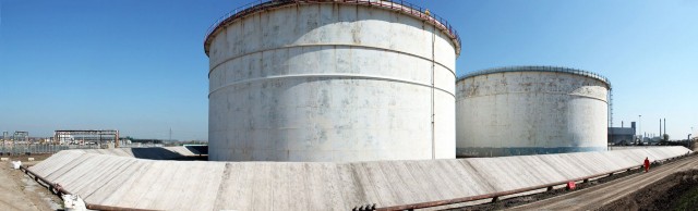 Угроза взрыва цистерн с керосином возникла на горящей нефтебазе в Пролетарске. Это очень серьезно