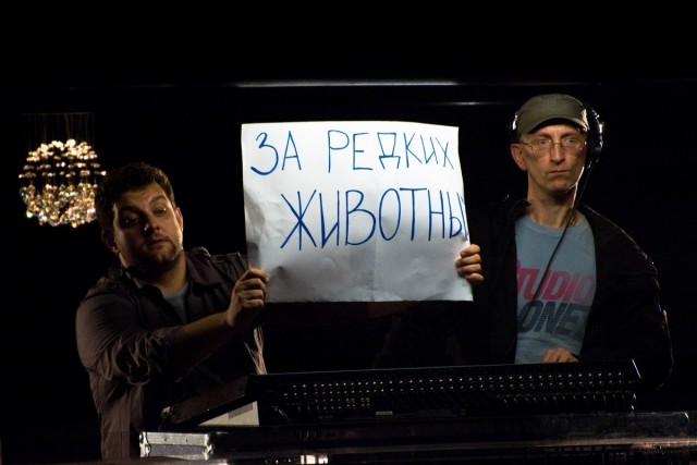 Россиян, застрявших в Дубае, заселили в отель с леди-боями, прокуренными номерами и тараканами