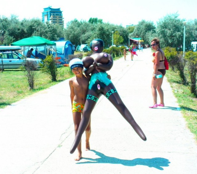 Взял у папы надувной матрас поплавать