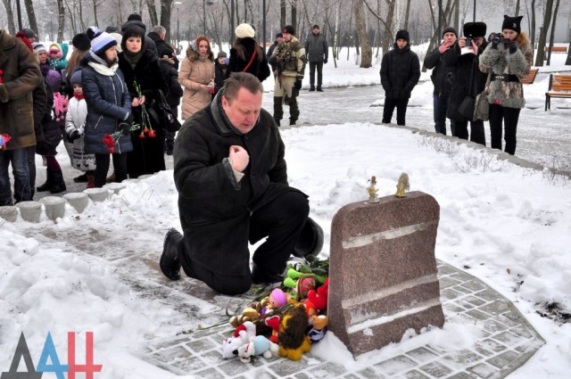 На Аллее ангелов в Донецке почтили память детей