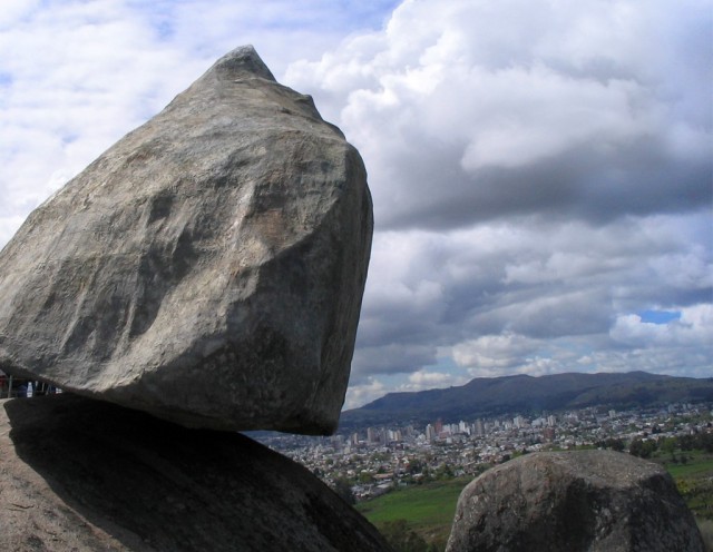 Камень Даваско: повисший и упавший