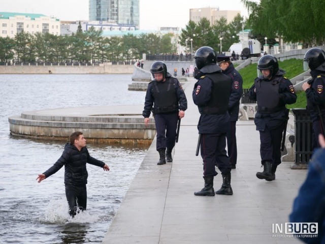 Житель Екатеринбурга попытался обойти полицейских по воде