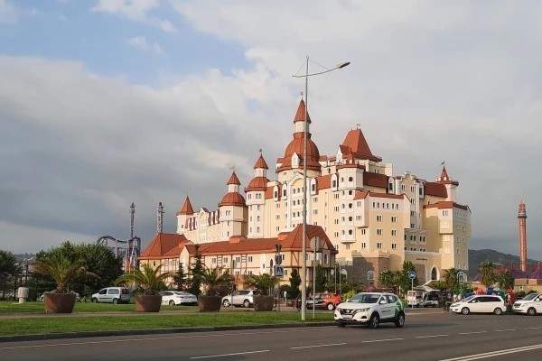 Сочи гудит, как разбуженный улей