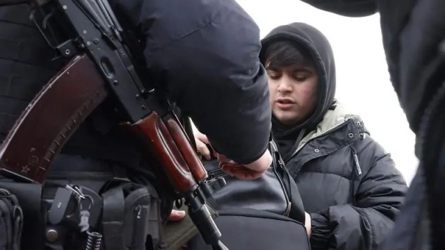 Российские пограничники начали разворачивать мигрантов на границе из-за подписок на проукраинские и радикальные каналы