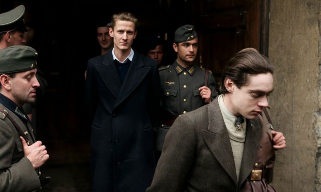 Французские коммунисты, которых ведут на расстрел. Франция, апрель 1942 года⁠