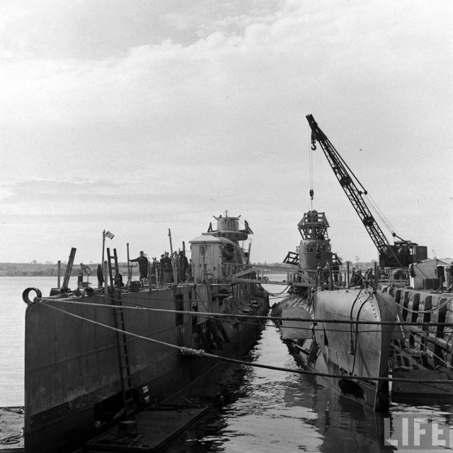 " Веселый Роджер" над субмариной