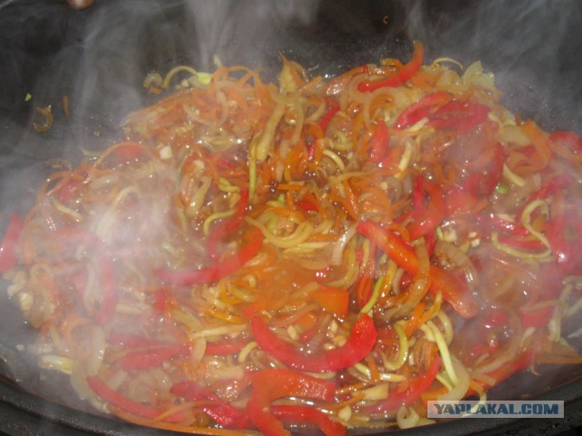 Хрустящая  свинина с овощами ,мёдом и терияки.