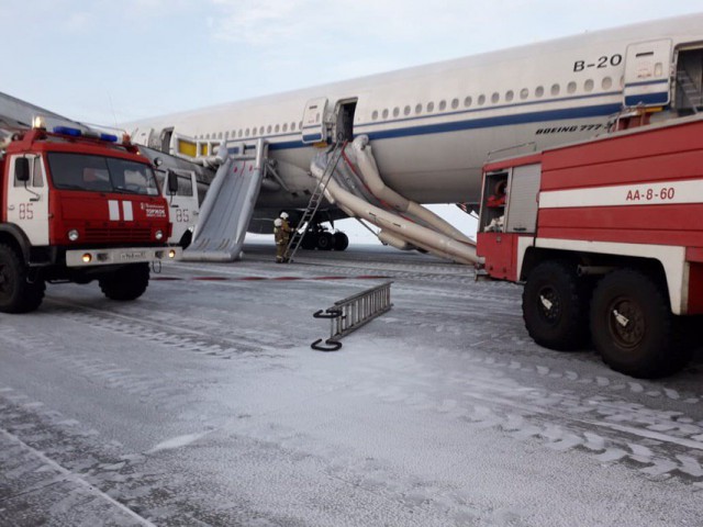 Видео буксировки Boeing 777-300ER а/к Air China в Анадыре. Пассажиры в шоке немного