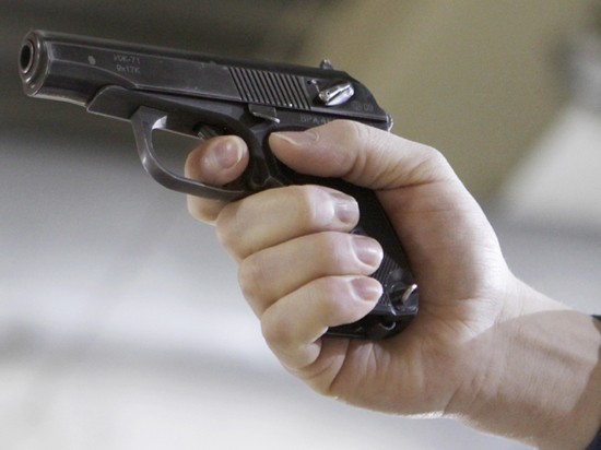 Выстрелом в голову из пневматического пистолета