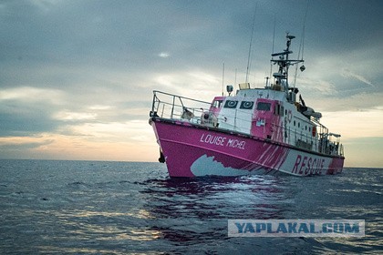 Купленная Бэнкси лодка для спасения мигрантов подала сигнал о помощи