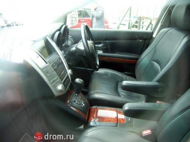 Едет пацанчик, сигаретку покуривает