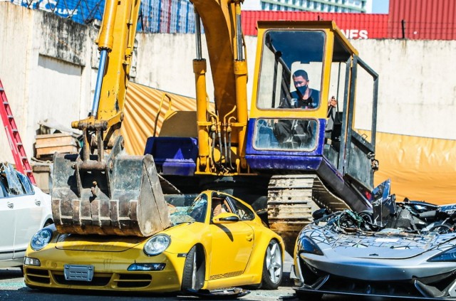 Власти Филиппин демонстративно раздавили 21 автомобиль общей стоимостью 1,2 млн долларов