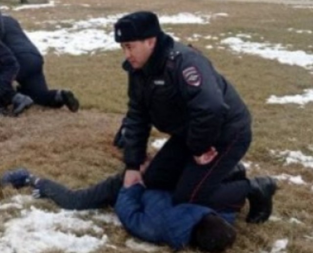 В Астрахани полицейские задержали двух чебуреков, избивших и ограбивших пенсионера