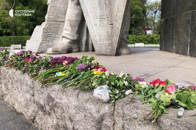 В Одессе и Полтаве сегодня возлагали цветы к памятным местам.