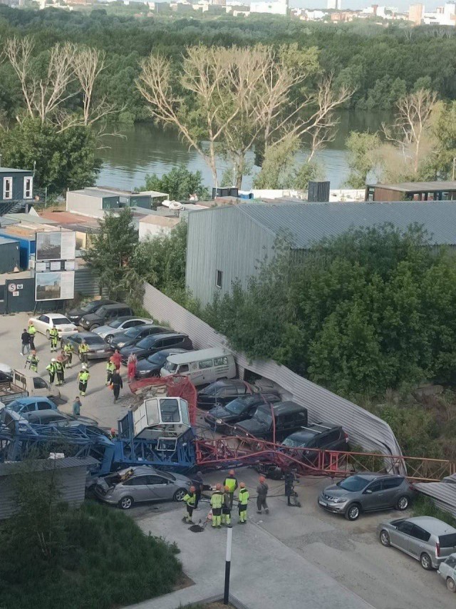 В Новосибирске на стройке жилого комплекса рухнул кран с 57-летней крановщицей внутри