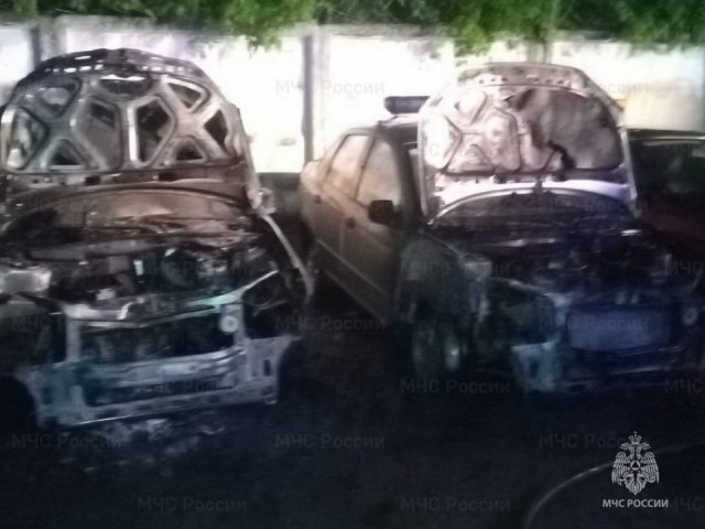 В Калуге девушка пробралась на стоянку Росгвардии и подожгла пять автомобилей.