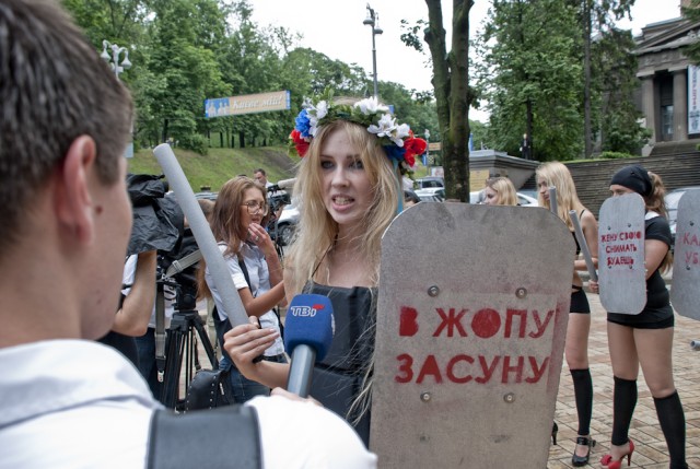 Femen снова чудят: "Я тебе камеру в жопу засуну!"