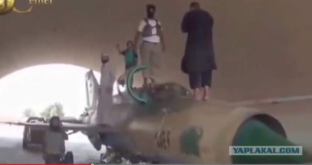 В Ливии военный самолет врезался в жилой дом