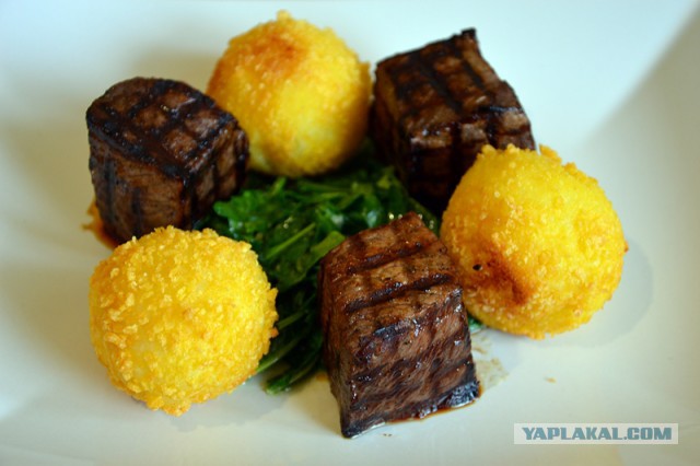 Мясо в кубе и картофельные шары