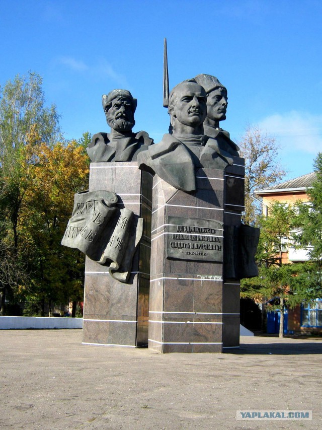 Ребенка придавило гранитной плитой у Вечного огня в Гаврилов-Яме.