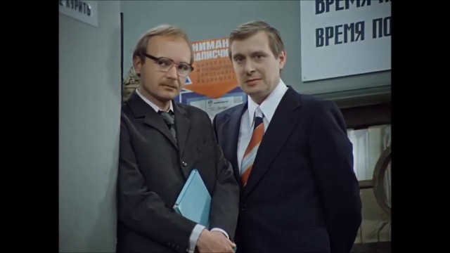 Бритни Спирс купается в бассейне
