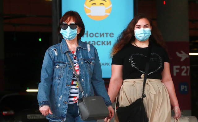 Власти обязали москвичей надевать маски при любом выходе на улицу