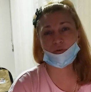 Поставившая ребенка на колени россиянка напала на другого с ножницами
