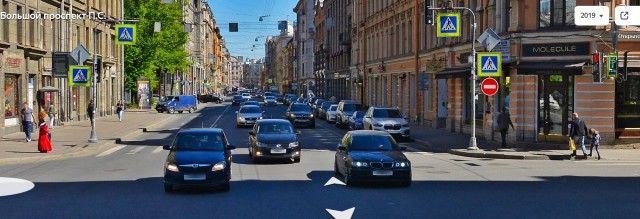 Легковушка протаранила курьера, который мчал на самокате по Большому проспекту Петроградской стороны в Петербурге